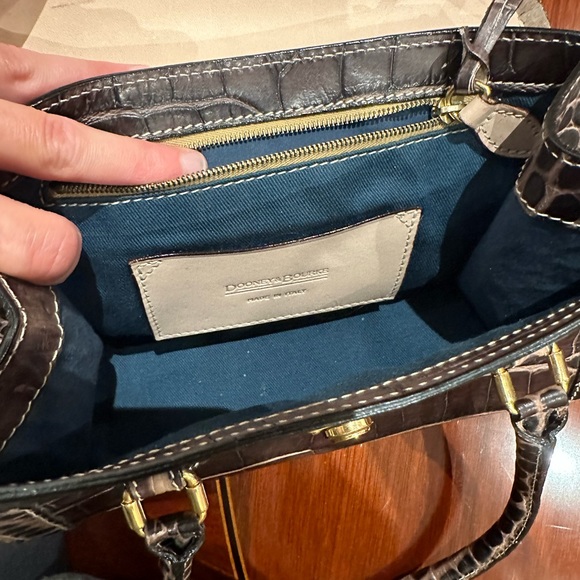 Very RARE EUC Dooney and Bourke key locking embossed bag - Picture 4 of 6